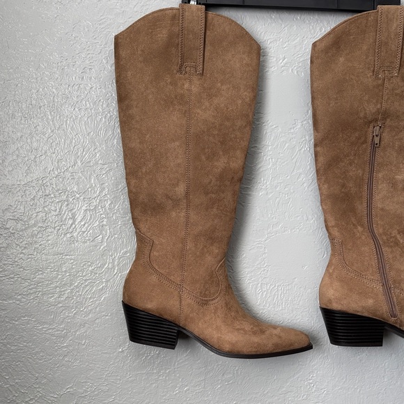 Elegant Tan Heeled Boots - Picture 2 of 13